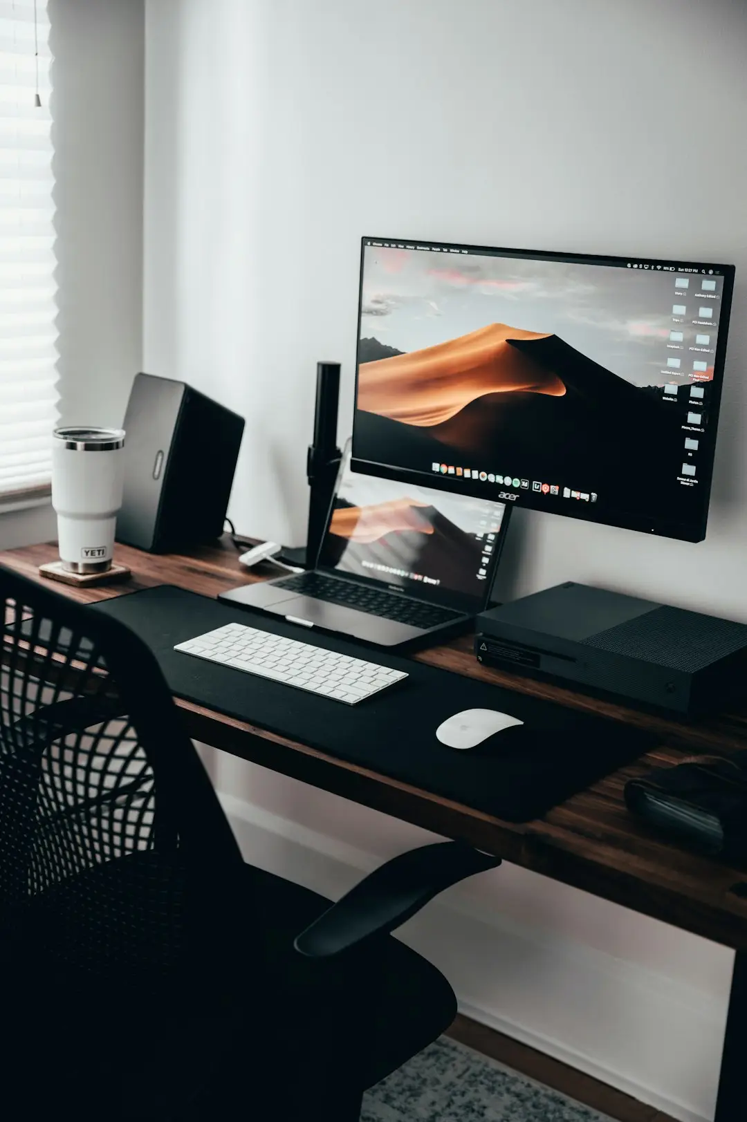 Desktop workspace for converting image files to PDF on Windows
